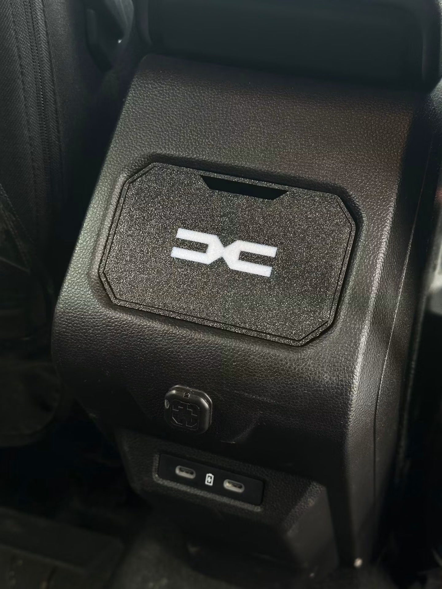Кутийка за централната конзола на Dacia Duster 3